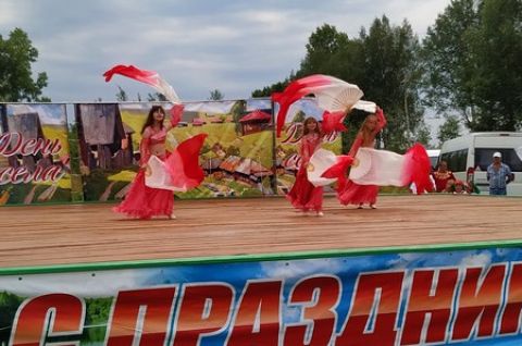 И нет в целом мире прекрасней, родимой сторонки моей